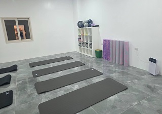 phòng yoga tại trường talk clark
