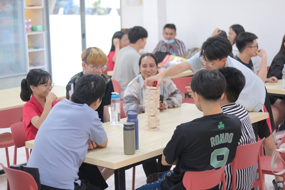 phỏng vấn quản lý trường target 4